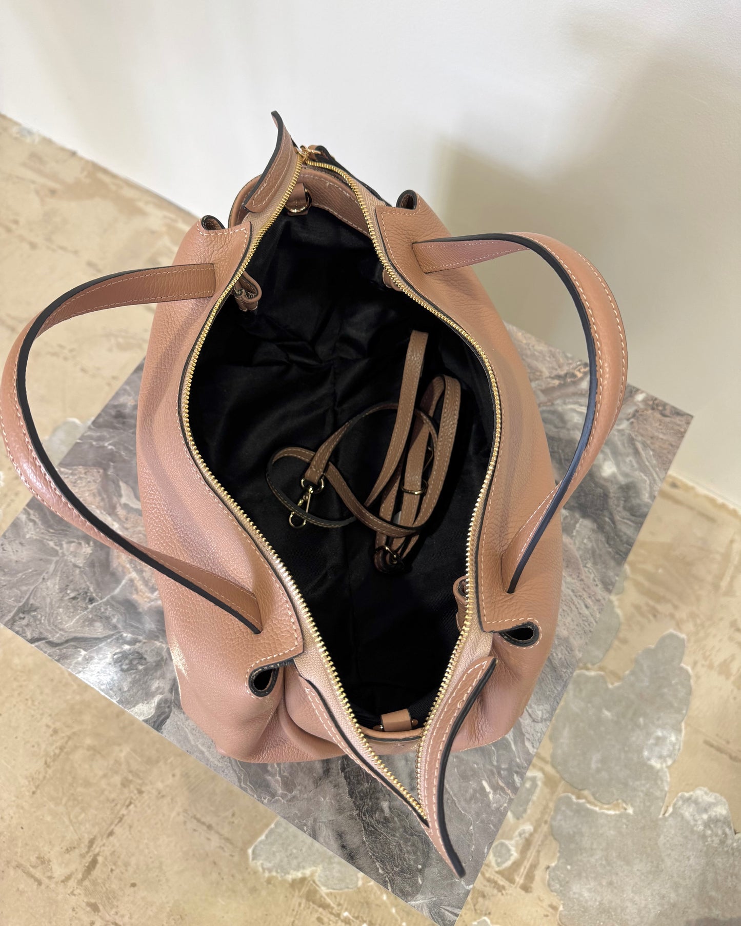 Elegante Leder-Handtasche in nude – Made in Italy