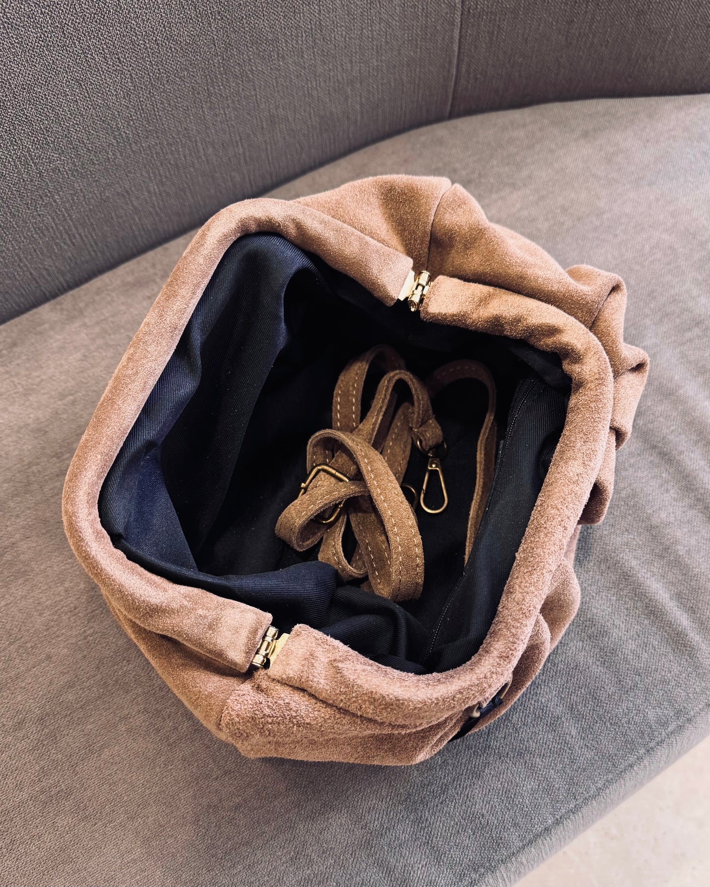 Veloursleder-Handtasche mit Bügelverschluss in Camel - Made in Italy