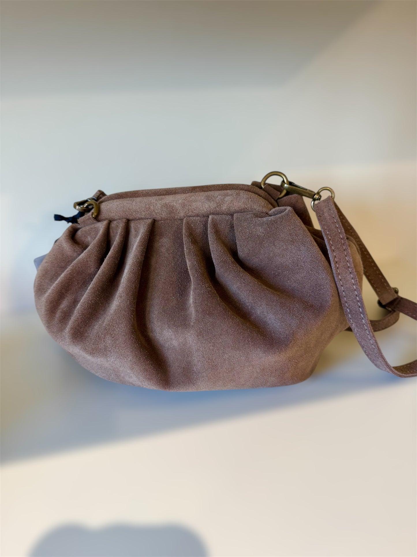 Veloursleder-Handtasche mit Bügelverschluss in Camel - Made in Italy