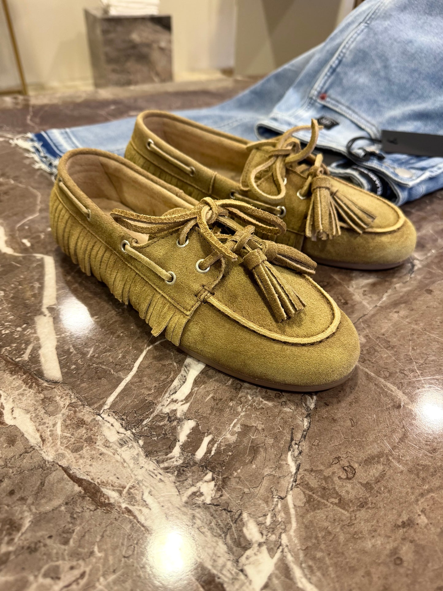 Boat-Loafer aus Veloursleder mit Tassels & seitlichen Fransen