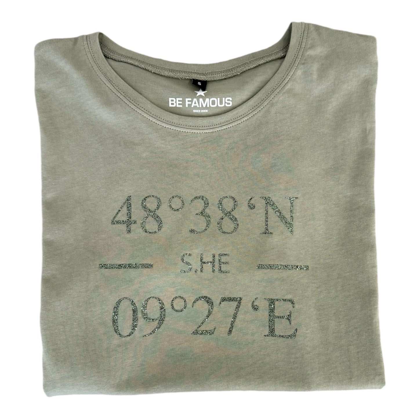 T-Shirt mit Aufdruck "Koordinaten s.he" von Be Famous