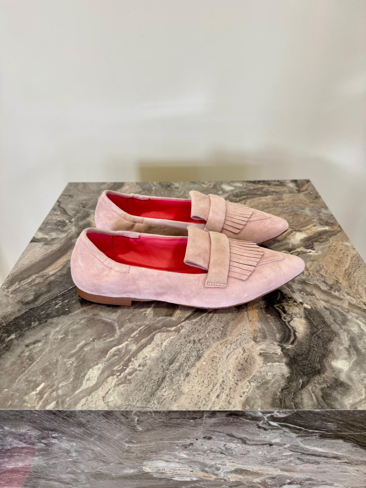 Moderner Slipper mit Fransen von Black Rose